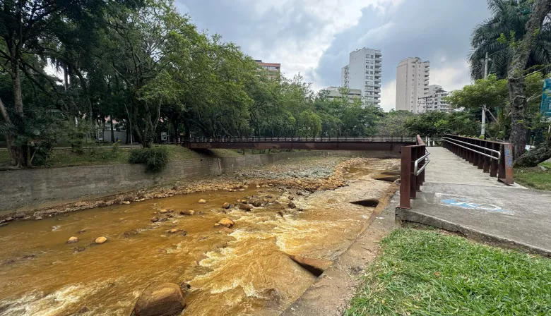 ¿Por qué el Río Cali se tiñó de una misteriosa agua café?