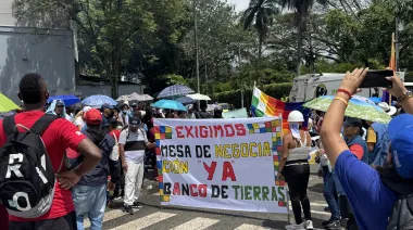 Bloquean estación Meléndez del MIO para exigir creación del Banco de Tierras
