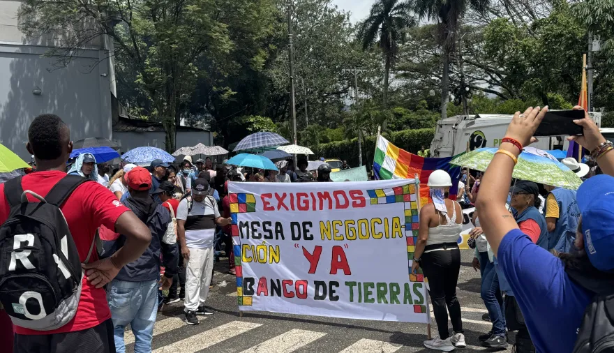 Bloquean estación Meléndez del MIO para exigir creación del Banco de Tierras