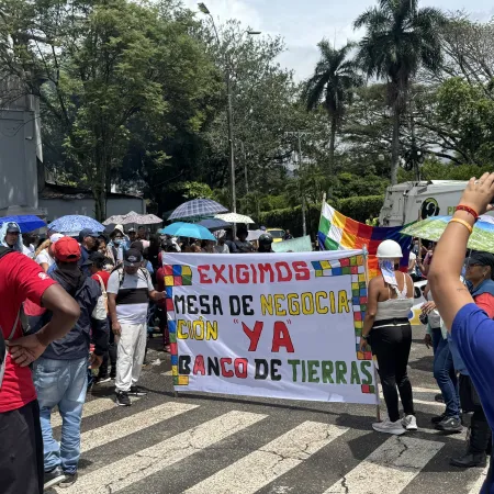 Bloquean estación Meléndez del MIO para exigir creación del Banco de Tierras